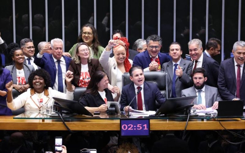 Câmara Legislativa ratifica, em votação dupla, proposta para abolir a jornada 6×1