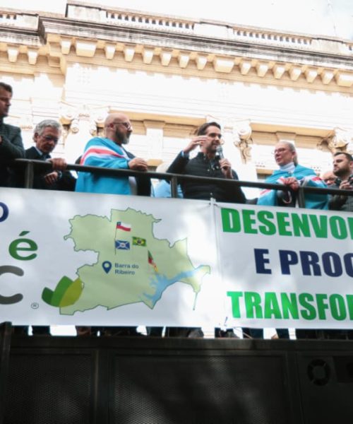 Leite marca presença em manifestação a favor da CMPC diante do Palácio Piratini