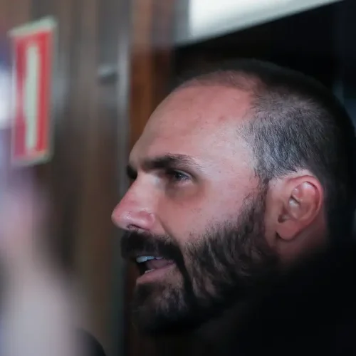 Eduardo Bolsonaro recebe pena de 4 anos e 2 meses por coação no STF