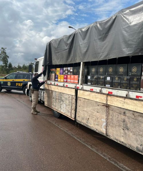 Carga de bebidas de R$ 300 mil é confiscada pela PRF na BR-290, em Eldorado do Sul