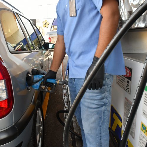 Queda no custo da gasolina em maio impulsionada por etanol acessível e apoio do governo federal