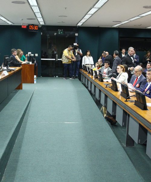 Câmara avança com proposta para eliminar a jornada 6×1 e leva discussão ao Plenário