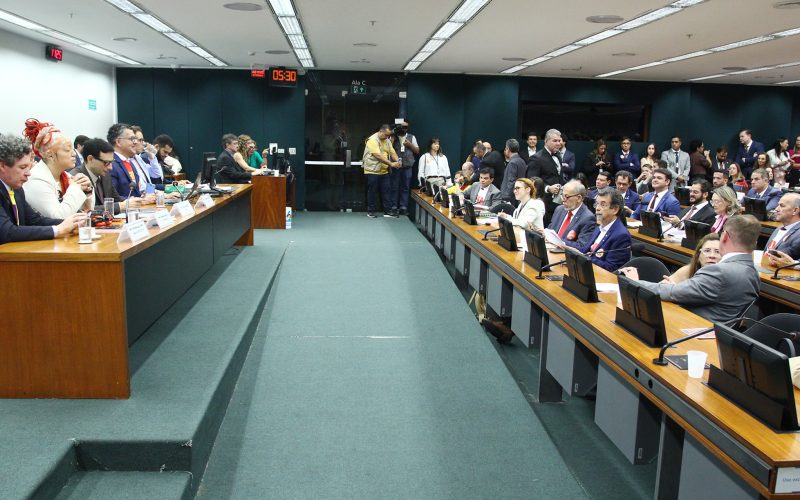 Câmara avança com proposta para eliminar a jornada 6×1 e leva discussão ao Plenário