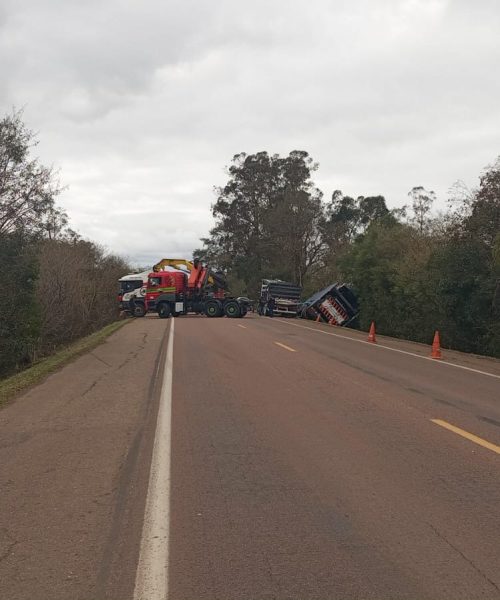 Interdição total na BR-290 em Eldorado do Sul para retirada de veículo pesado