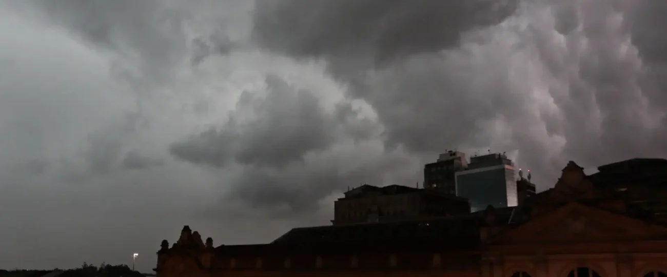 Tempestades intensas e ventos fortes acima de 90 km/h são alertados pela Defesa Civil do RS