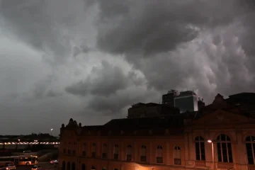 Tempestades intensas e ventos fortes acima de 90 km/h são alertados pela Defesa Civil do RS