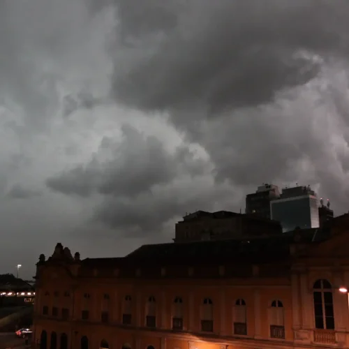 Tempestades intensas e ventos fortes acima de 90 km/h são alertados pela Defesa Civil do RS