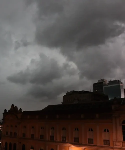 Tempestades intensas e ventos fortes acima de 90 km/h são alertados pela Defesa Civil do RS